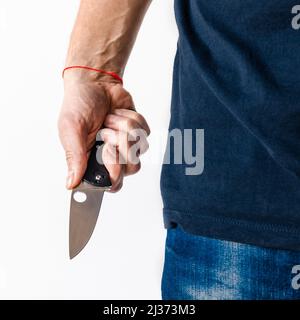 Mann hält das Messer in Handschuhen Stockfoto