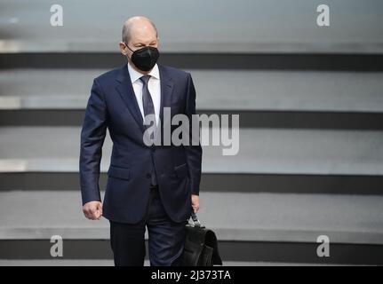 Berlin, Deutschland. 06. April 2022. Bundeskanzler Olaf Scholz (SPD) kommt zur Regierungsbefragung in den Bundestag. Quelle: Kay Nietfeld/dpa/Alamy Live News Stockfoto