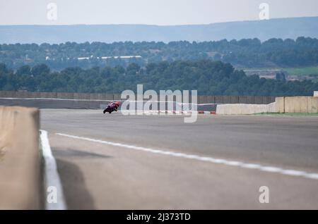 Alcarras, Spanien. 05. April 2022. Marc Márquez fährt eine Übungsrunde in Alcarras. Honda bestätigt die Freilassung der Ärzte für das kommende MotoGP-Wochenende in Austin, Texas. Nach einem Unfall im Warm-up für den zweiten Saisonlauf in Indonesien hatte er eine Hirnnervenverletzung erlitten. Quelle: Christophe Gateau/dpa/Alamy Live News Stockfoto