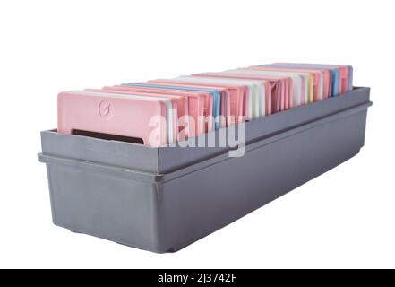 Alte Dias in einer Pappschachtel auf weißem Hintergrund Stockfoto