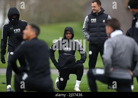 Ademola Lookman (Mitte) von Leicester City während einer Trainingseinheit auf dem LCFC Training Ground, Leicester. Bilddatum: Mittwoch, 6. April 2022. Stockfoto