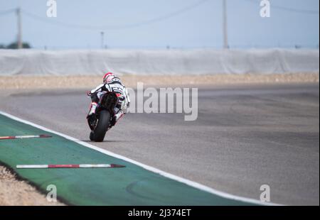 Alcarras, Spanien. 05. April 2022. Marc Márquez fährt eine Übungsrunde in Alcarras. Honda bestätigt die Freilassung der Ärzte für das kommende MotoGP-Wochenende in Austin, Texas. Nach einem Unfall im Warm-up für den zweiten Saisonlauf in Indonesien hatte er eine Hirnnervenverletzung erlitten. Quelle: Christophe Gateau/dpa/Alamy Live News Stockfoto