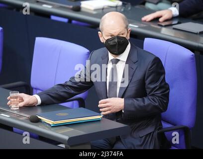 Berlin, Deutschland. 06. April 2022. Bundeskanzler Olaf Scholz (SPD) kommt zur Regierungsbefragung in den Bundestag. Quelle: Kay Nietfeld/dpa/Alamy Live News Stockfoto