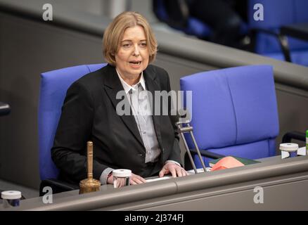 Berlin, Deutschland. 06. April 2022. Die Bundestagspräsidentin Bärbel Bas (SPD) spricht zu Beginn der Sitzung im Bundestag. Quelle: Michael Kappeler/dpa/Alamy Live News Stockfoto