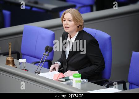 Berlin, Deutschland. 06. April 2022. Die Bundestagspräsidentin Bärbel Bas (SPD) eröffnet die Sitzung des Bundestages. Quelle: Kay Nietfeld/dpa/Alamy Live News Stockfoto