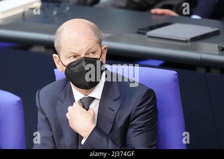 Berlin, Deutschland. 06. April 2022. Bundeskanzler Olaf Scholz (SPD) nimmt an der Bundestagssitzung Teil. Quelle: Kay Nietfeld/dpa/Alamy Live News Stockfoto