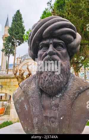 Eine Büste, Leiter des berühmten Ingenieurs der osmanischen Ära, Koca Mi'âr Sinân Âğâ. Vor der Muradiye Moschee in Manisa, Türkei. Stockfoto