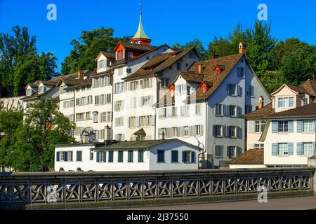 Blick auf die Altstadt und die Limmat von der Rudolf-Brun-Brücke, Zürich, Zürichsee, Schweiz. Die Rudolf-Brun-Brücke überquert die Limmat in zur Stockfoto