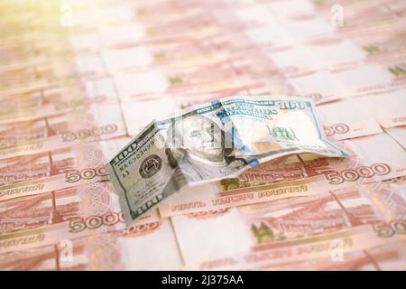 Die alte 100-Dollar-Rechnung ist in russischen Rubel. Das Konzept eines Verbots internationaler Zahlungen in Dollar. Hohe Inflation und Rezession während des Finans Stockfoto