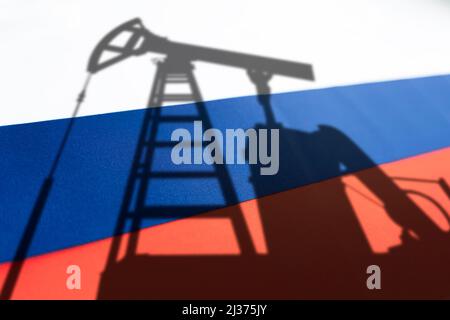 Die Ölindustrie Russlands. Ölbohrinseln auf dem Hintergrund der russischen Flagge. Bergbau und Ölexport. Handel auf dem globalen Brennstoffmarkt. Treibstoffindustrie concep Stockfoto