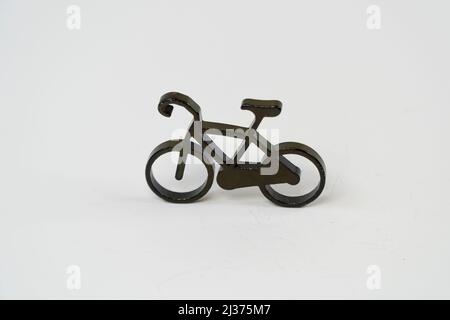 Fahrrad Spielzeug Objekt isoliert auf weißem Hintergrund, schwarzes Fahrrad Miniatur bcycle Symbol Schlüsselanhänger, solide Metall Farbe Sembol Vorderansicht Stockfoto