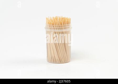 Box mit Zahnstochern, Zahnstocher in einer kleinen zylindrischen Box isoliert auf weißem Hintergrund, mehrere Zahnstocher Draufsicht Stockfoto