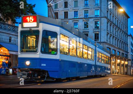Luftaufnahme einer Straßenbahn auf den Straßen von Zürich am Fluss Limmat, Schweiz, Europa. Stockfoto