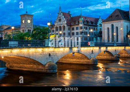 Zürcher Münsterbrücke. Die Münsterbrücke ist eine Fußgänger- und Straßenbrücke über die Limmat in der Stadt Zürich, Schweiz. Sie ist im aufgeführt Stockfoto