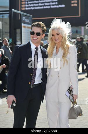 Abbie Quinnen und AJ Pritchard von Strictly Come Dancing Day Four, Gold Cup Day at Cheltenham Racecourse Gold Cup Festival Crowds Bilder von Stockfoto