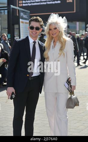 Abbie Quinnen und AJ Pritchard von Strictly Come Dancing Day Four, Gold Cup Day at Cheltenham Racecourse Gold Cup Festival Crowds Bilder von Stockfoto