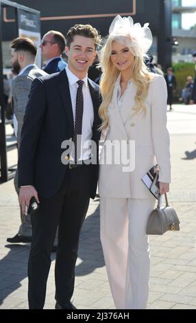 Abbie Quinnen und AJ Pritchard von Strictly Come Dancing Day Four, Gold Cup Day at Cheltenham Racecourse Gold Cup Festival Crowds Bilder von Stockfoto