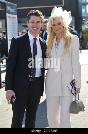 Abbie Quinnen und AJ Pritchard von Strictly Come Dancing Day Four, Gold Cup Day at Cheltenham Racecourse Gold Cup Festival Crowds Bilder von Stockfoto