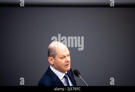 Berlin, Deutschland. 06. April 2022. Bundeskanzler Olaf Scholz (SPD) beantwortet die Fragen der Abgeordneten während der Regierungsbefragung im Bundestag. Quelle: Michael Kappeler/dpa/Alamy Live News Stockfoto