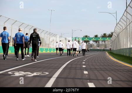 Melbourne, Australien. 6.. April 2022. Circuit Atmosphere - Alpine F1 Team und Haas F1 Team gehen auf dem Circuit. Großer Preis von Australien, Mittwoch, 6.. April 2022. Albert Park, Melbourne, Australien. Stockfoto