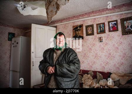 Borodyanka, Ukraine. 05. April 2022. Eine ältere Frau in ihrem Haus in Irpin, das durch Beschuss beschädigt wurde. Russland marschierte am 24. Februar 2022 in die Ukraine ein und löste damit den größten militärischen Angriff in Europa seit dem Zweiten Weltkrieg aus (Foto: Laurel Chor/SOPA Images/Sipa USA) Quelle: SIPA USA/Alamy Live News Stockfoto