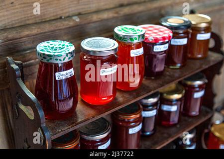 Hausgemachte Marmeladen und Konfitüren (Honesty Box auf der Veranda der St. Mary the Virgin Church in Great Wymondley, Hertfordshire, Großbritannien) Stockfoto