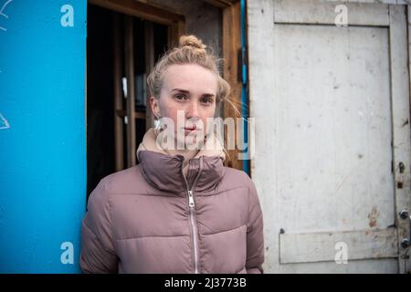 Borodyanka, Ukraine. 05. April 2022. Anya, 23, ist eine Binnenvertriebene, die in Borodyanka lebt, einer Stadt, die vor kurzem von der russischen Besatzung befreit wurde. Russland marschierte am 24. Februar 2022 in die Ukraine ein und löste damit den größten militärischen Angriff in Europa seit dem Zweiten Weltkrieg aus (Foto: Laurel Chor/SOPA Images/Sipa USA) Quelle: SIPA USA/Alamy Live News Stockfoto