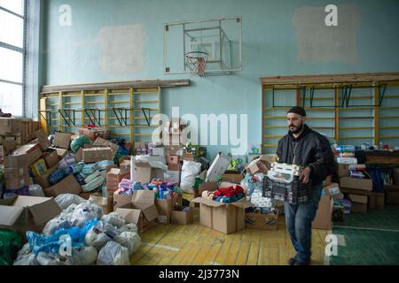 Borodyanka, Ukraine. 05. April 2022. Freiwillige, die humanitäre Hilfe in einem Gemeindezentrum in Borodyanka leisten, einer Stadt, die vor kurzem von der russischen Besatzung befreit wurde. Russland marschierte am 24. Februar 2022 in die Ukraine ein und löste damit den größten militärischen Angriff in Europa seit dem Zweiten Weltkrieg aus (Foto: Laurel Chor/SOPA Images/Sipa USA) Quelle: SIPA USA/Alamy Live News Stockfoto