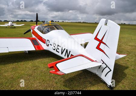 Van's RV-7 Leichtflugzeug G-SEVN auf dem Sywell Aerodrome, Northamptonshire, Großbritannien, während eines Flugrennens. Rennflugzeug mit der Nummer 777 Stockfoto