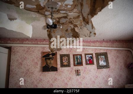 Borodyanka, Ukraine. 05. April 2022. Im Haus einer älteren Frau in Irpin, das durch Beschuss beschädigt wurde. Russland marschierte am 24. Februar 2022 in die Ukraine ein und löste damit den größten militärischen Angriff in Europa seit dem Zweiten Weltkrieg aus (Foto: Laurel Chor/SOPA Images/Sipa USA) Quelle: SIPA USA/Alamy Live News Stockfoto