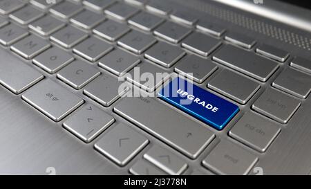 Tastatur mit Upgrade-Text auf der ENTER-Taste, pc-Begriff Idee, Konzept der Zeichen, graue Tastatur Nahaufnahme, Vorderansicht, selektiver Fokus Stockfoto
