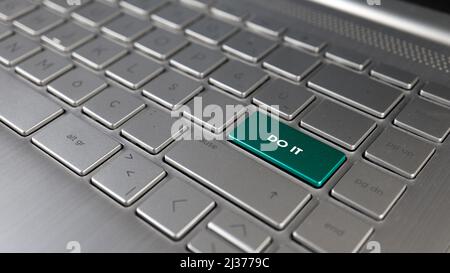 Tastatur mit do it Text auf der ENTER-Taste, stellt das tun, Metapher der Zeichen Stockfoto