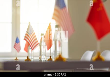 Flaggen von China und den USA auf dem Tisch vor dem politischen Verhandlungstreffen zweier Länder Stockfoto