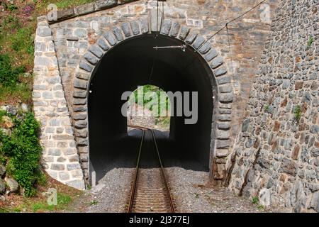 Einer der 91 Tunnel auf dem Weg des Gletscherexpress-Zuges von Zermatt nach St.Moritz, Panoramastunnel, der die Alpen durch die UNESCO-Welt durchquert Stockfoto