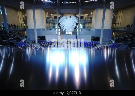 Berlin, Deutschland. 06. April 2022. Bundeskanzler Olaf Scholz (SPD) beantwortet die Fragen der Abgeordneten während der Regierungsbefragung im Bundestag. Quelle: Kay Nietfeld/dpa/Alamy Live News Stockfoto