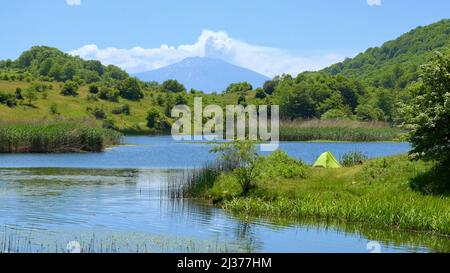 Wildcamp am Biviere-See im Nebrodi-Park, auf dem Hintergrund Ätna-Berg, Sizilien Stockfoto