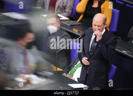 Berlin, Deutschland. 06. April 2022. Bundeskanzler Olaf Scholz (SPD) beantwortet die Fragen der Abgeordneten während der Regierungsbefragung im Bundestag. Quelle: Kay Nietfeld/dpa/Alamy Live News Stockfoto