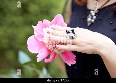 Feminine, sanfte Note zu Pfingstrosen. Konzept für Frühling und Zärtlichkeit. Hochwertige Fotos Stockfoto