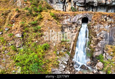 Höhlenwasserfall am Urubamba Fluss bei Machu Picchu in Peru Stockfoto