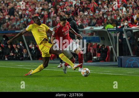 Lissabon, Portugal. 05. April 2022. Liverpools Mittelfeldspieler aus Guinea Conakry Naby Keita (8) und Benficas Stürmer aus Uruguay Darwin Nunez (9) und im Einsatz während des Spiels der 1. Leg of the Quarter Finals für die UEFA Champions League, Benfica gegen Liverpool Credit: Alexandre de Sousa/Alamy Live News Stockfoto