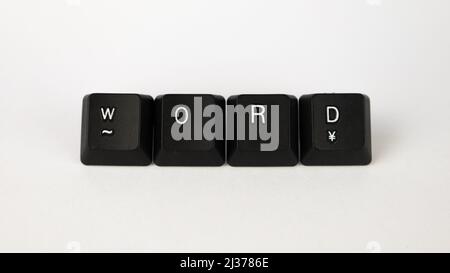 Worttext erstellt mit isolierten Tastaturtasten auf weißem Hintergrund, weißes Wort auf schwarzer Tastatur, Draufsicht Stockfoto