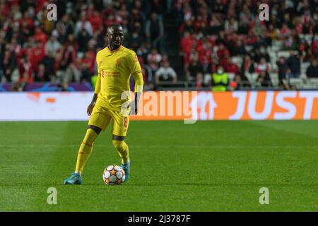 Lissabon, Portugal. 05. April 2022. Liverpools Mittelfeldspieler aus Guinea Conakry Naby Keita (8) in Aktion während des Spiels der Endrunde der UEFA Champions League 1., Benfica gegen Liverpool Credit: Alexandre de Sousa/Alamy Live News Stockfoto