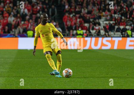 Lissabon, Portugal. 05. April 2022. Liverpools Mittelfeldspieler aus Guinea Conakry Naby Keita (8) in Aktion während des Spiels der Endrunde der UEFA Champions League 1., Benfica gegen Liverpool Credit: Alexandre de Sousa/Alamy Live News Stockfoto