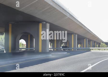 Neue Betonstraßenkreuzung in Form einer Brücke auf der Ryskulov Avenue und der östlichen Umgehungsstraße. Almaty, Kasachstan - 13. Juni 2020 Stockfoto
