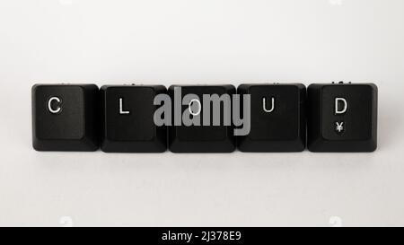 Cloud-Text mit isolierten Tastaturtasten auf weißem Hintergrund, weiße Wolke auf schwarzer Tastatur, Draufsicht Stockfoto