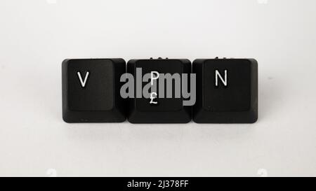 VPN-Text erstellt mit isolierten Tastaturtasten auf weißem Hintergrund, weißem VPN auf schwarzer Tastatur, Draufsicht Stockfoto