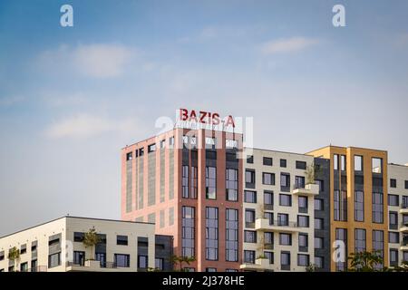 BAZIS-A-Logo auf dem neuen Business-Class-Wohnkomplex METROPOLE. Almaty, Kasachstan - 20. September 2021 Stockfoto