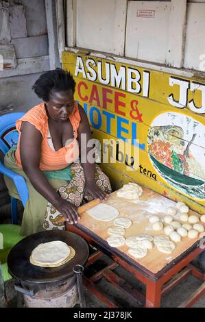 KENIA, Nairobi, Mathare Slum, Frau Rollen und backen und verkaufen Fladenbrot Chapathis aus Weizenmehl, Lebensmittelpreise steigen aufgrund steigender Weizenpreise / KENIA, Nairobi, Stadtteil Mathare, Slum, Frau bäckt und verkauft Fladenbrot Chapathis aus Weizenmehl Stockfoto