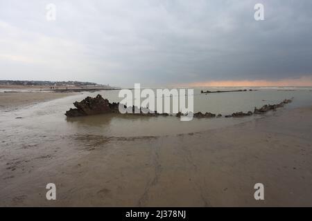 Überreste der Indiaman 'Amsterdam', die im Januar 1749 am Strand von Bulverhythe mit ihrem Bogen zum Ufer hin zerstört wurde, Hastings, East Sussex, Großbritannien Stockfoto