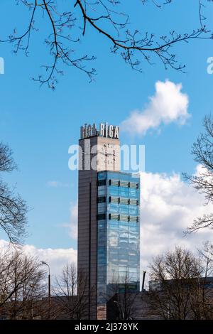 Hauptbahnhof Turm mit Uhr in Riga, Lettland gegen blauen Himmel im Frühjahr Stockfoto